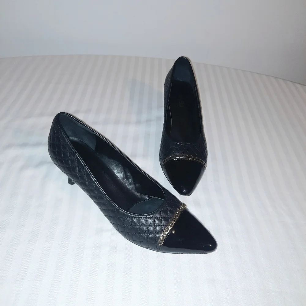Black kitten heel shoes with gold chain detail Size 8.5 Narrow